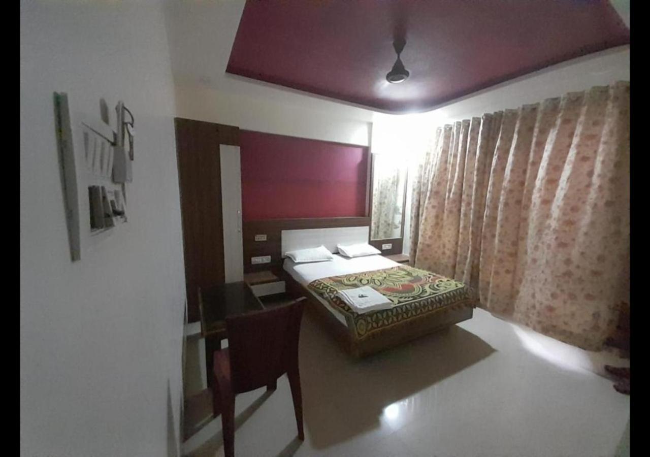 Hotel Sai Ganesh Lodging & Boarding By Wb Inn Titwala Esterno foto